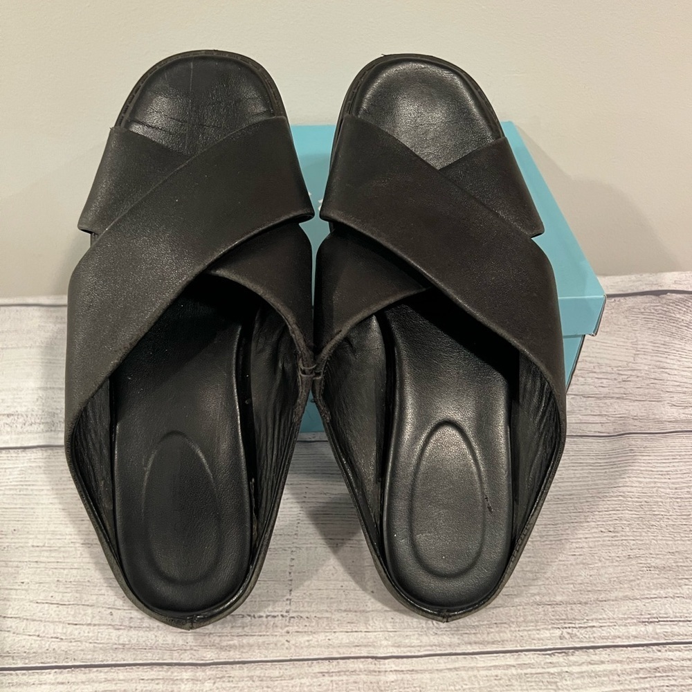 EVOLVE women Chic Black Cross-Strap Sandals/size 6